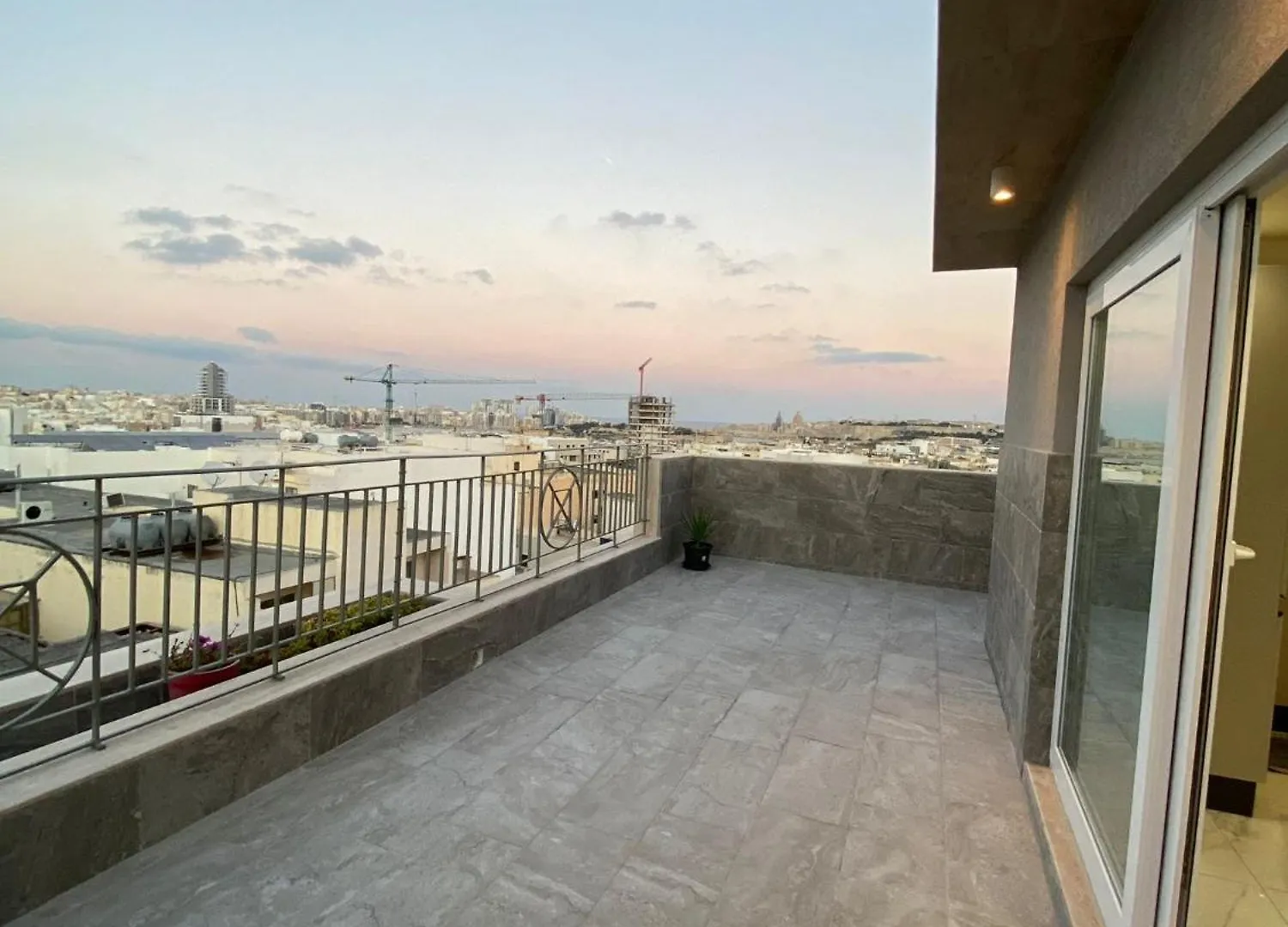Terrace View- A Charming Two Bedrooms Penthouse Ac-Wifi Msida Malta